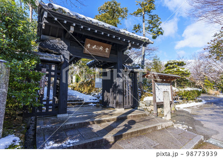 常寂光寺 山門 残雪の朝(京都府京都市右京区嵯峨小倉山小倉町) 常寂光寺 山門 残雪の朝(京都府京都市右京区嵯峨小倉山小倉町) 98773939