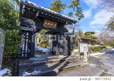 常寂光寺　山門　残雪の朝（京都府京都市右京区嵯峨小倉山小倉町） 98773942