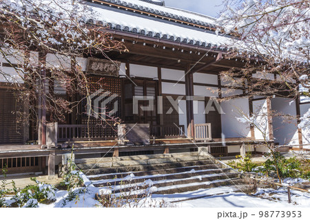 常寂光寺　本堂　残雪の朝（京都府京都市右京区嵯峨小倉山小倉町） 98773953