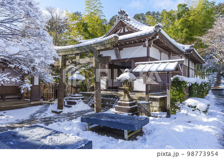 常寂光寺 妙見堂 残雪の朝(京都府京都市右京区嵯峨小倉山小倉町) 常寂光寺 妙見堂 残雪の朝(京都府京都市右京区嵯峨小倉山小倉町) 98773954