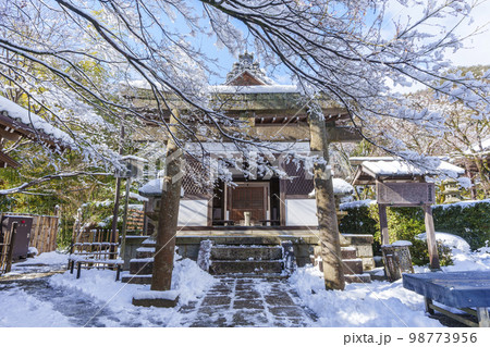 常寂光寺　妙見堂　残雪の朝（京都府京都市右京区嵯峨小倉山小倉町） 98773956