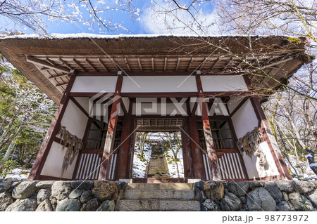 常寂光寺　仁王門　残雪の朝（京都府京都市右京区嵯峨小倉山小倉町） 98773972