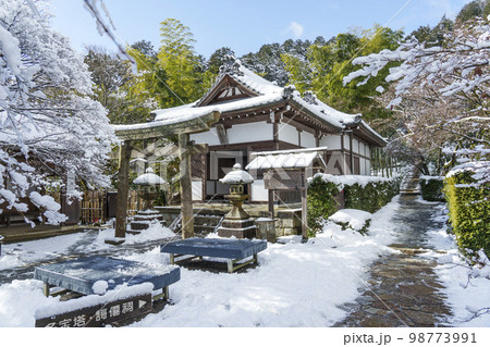 常寂光寺 妙見堂 残雪の朝(京都府京都市右京区嵯峨小倉山小倉町) 常寂光寺 妙見堂 残雪の朝(京都府京都市右京区嵯峨小倉山小倉町) 98773991