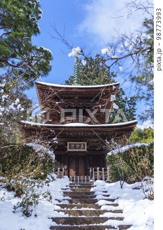 常寂光寺　多宝塔　残雪の朝（京都府京都市右京区嵯峨小倉山小倉町） 98773993