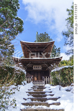 常寂光寺　多宝塔　残雪の朝（京都府京都市右京区嵯峨小倉山小倉町） 98773997