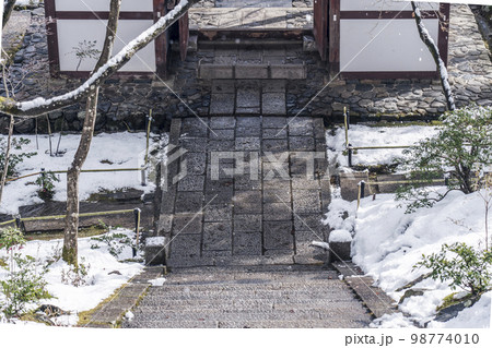 常寂光寺　仁王門　残雪の朝（京都府京都市右京区嵯峨小倉山小倉町） 98774010