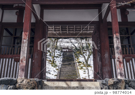 常寂光寺 仁王門 残雪の朝(京都府京都市右京区嵯峨小倉山小倉町) 常寂光寺 仁王門 残雪の朝(京都府京都市右京区嵯峨小倉山小倉町) 98774014
