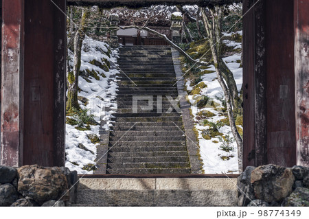 常寂光寺 仁王門 残雪の朝(京都府京都市右京区嵯峨小倉山小倉町) 常寂光寺 仁王門 残雪の朝(京都府京都市右京区嵯峨小倉山小倉町) 98774349