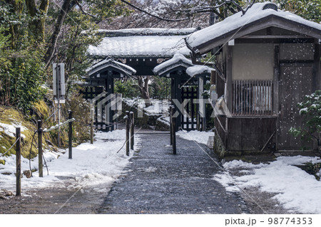 常寂光寺　山門　残雪の朝（京都府京都市右京区嵯峨小倉山小倉町） 98774353