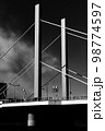 斜張橋の塔 98774597