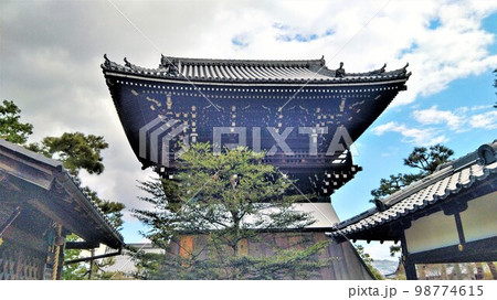京都、京都御苑近くの相国寺、しょうこくじの洪音楼、こうおんろう 京都、京都御苑近くの相国寺、しょうこくじの洪音楼、こうおんろう 98774615