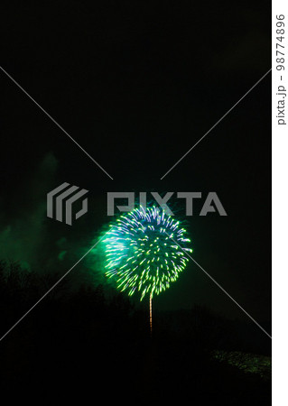 2023奈良黒髪山から見た若草山焼き　打ち上げ花火① 98774896