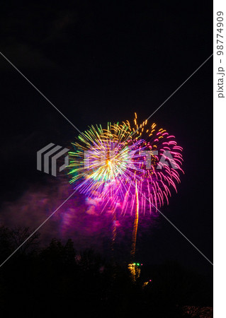 2023奈良黒髪山から見た若草山焼き 打ち上げ花火⑭ 2023奈良黒髪山から見た若草山焼き 打ち上げ花火⑭ 98774909