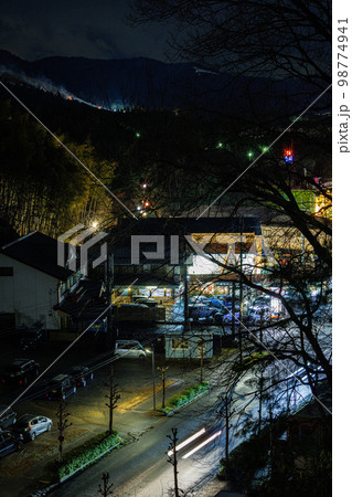 2023奈良黒髪山から見た若草山焼き 県道を通る車と夜景① 2023奈良黒髪山から見た若草山焼き 県道を通る車と夜景① 98774941