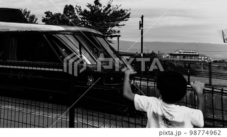 あそぼーい列車(モノクロ)阿蘇駅から出発する風景 98774962