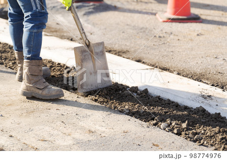 道路工事をする人 98774976