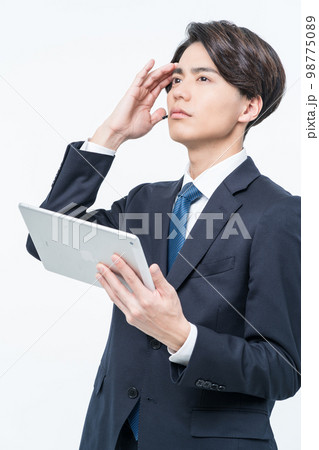 悩む若い男性　スーツ姿 98775089
