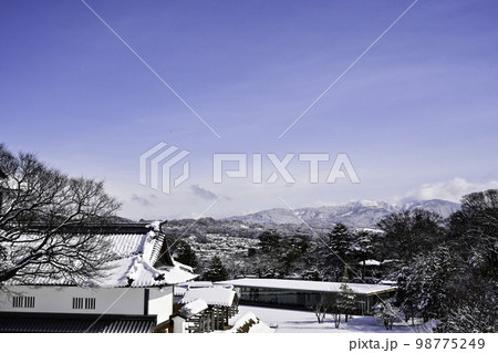 雪景色が美しい冬の金沢城公園 98775249