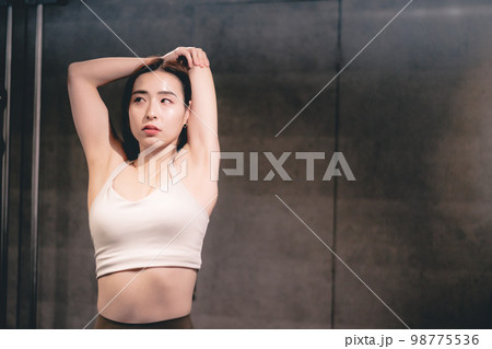 ジムで柔軟をする女性 98775536