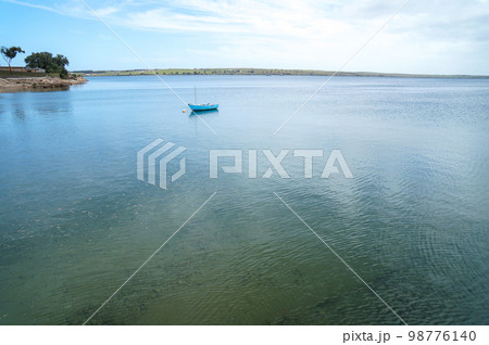 穏やかな入り江に浮かぶボート 98776140