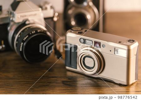 レトロ】フィルムカメラ【ヴィンテージ】の写真素材 [98776542] - PIXTA