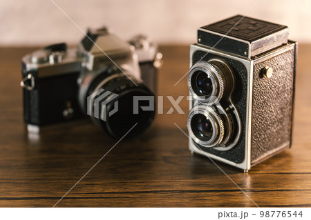 レトロ】フィルムカメラ【ヴィンテージ】の写真素材 [98776544] - PIXTA