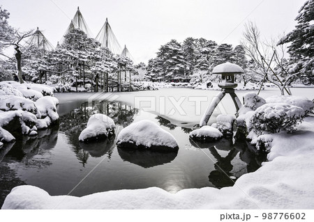 雪景色が美しい冬の兼六園 雪景色が美しい冬の兼六園 98776602