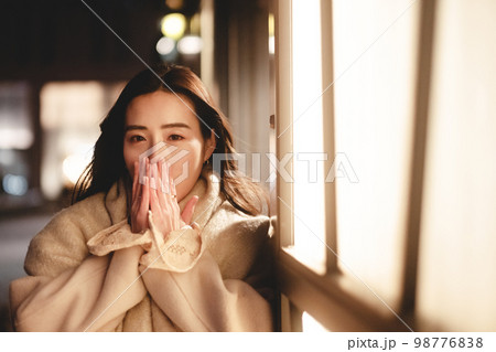 夜の街でデートの待ち合わせ中の女性 夜の街でデートの待ち合わせ中の女性 98776838