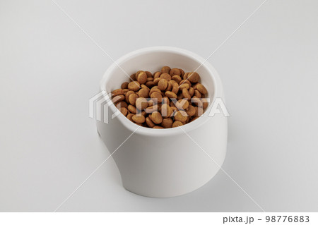 白いペット用食器と粒状のペットフード、白背景 白いペット用食器と粒状のペットフード、白背景 98776883