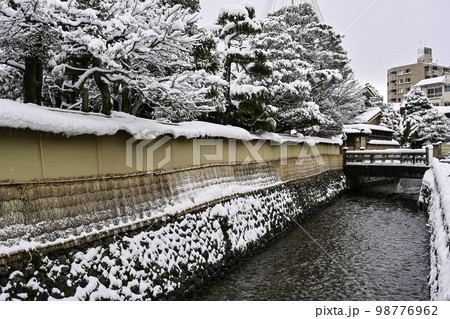 雪景色が美しい長町武家屋敷跡の冬 98776962