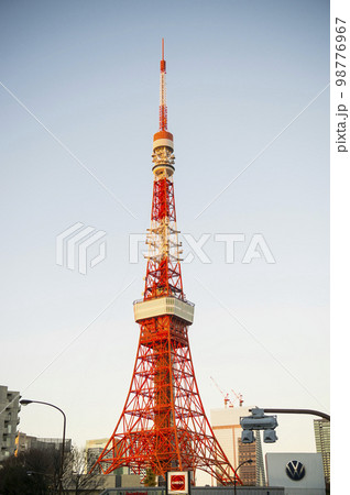 東京都　赤羽橋の交差点から見る東京タワー 98776967
