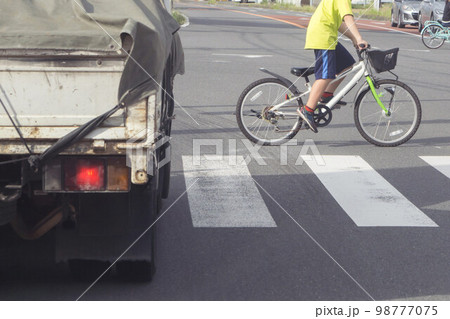 横断歩道　自転車 98777075