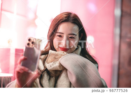 自撮りする女性 98777526