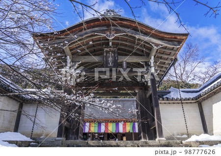京都嵐山・二尊院 勅使門から見える本堂 雪景色 京都嵐山・二尊院 勅使門から見える本堂 雪景色 98777626