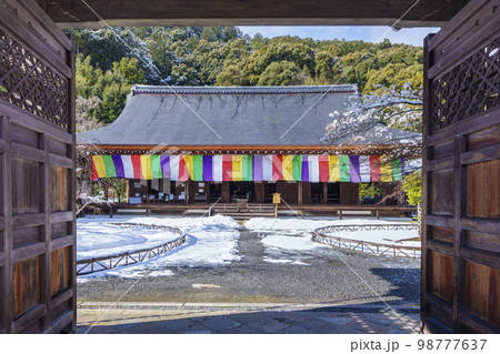 京都嵐山・二尊院　本堂　雪景色 98777637