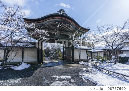 京都嵐山・二尊院 勅使門 雪景色 京都嵐山・二尊院 勅使門 雪景色 98777640
