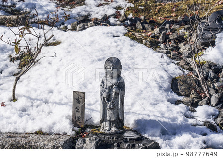 京都嵐山・二尊院　六道六地蔵の庭 98777649