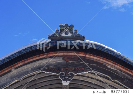 京都嵐山・二尊院　勅使門の屋根の　妻飾り 98777655