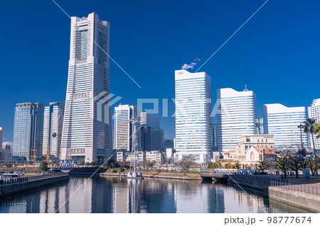《神奈川県》横浜みなとみらい・万国橋から眺める都市風景 98777674