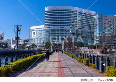《神奈川県》横浜の観光名所・汽車道の風景 98777690
