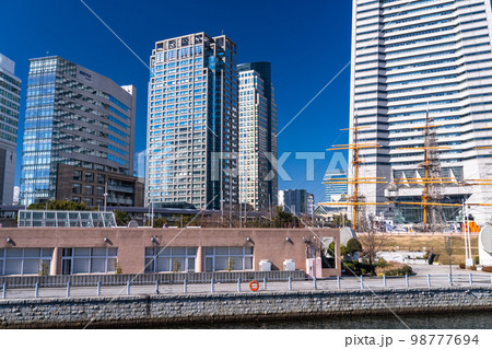 《神奈川県》横浜の観光名所・汽車道の風景 98777694