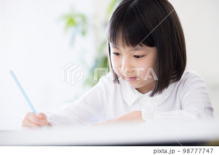 教育イメージ 勉強する女の子 教育イメージ 勉強する女の子 98777747