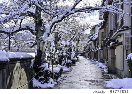 雪景色が美しい主計町茶屋街 98777851