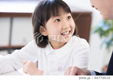 教育イメージ　勉強をする女の子 98778010