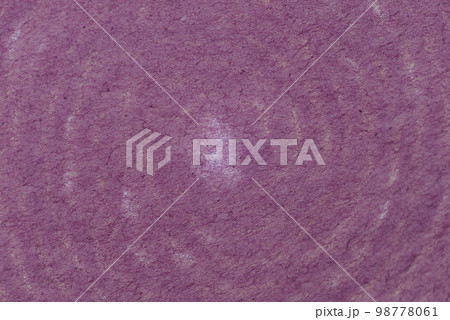 和紙による渦巻模様の背景素材（バイオレット） 98778061