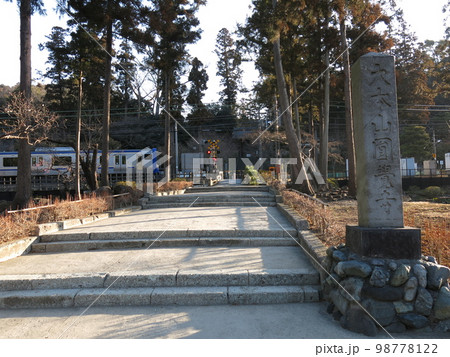 JR横須賀線が参道を横切る鎌倉市の円覚寺 98778122