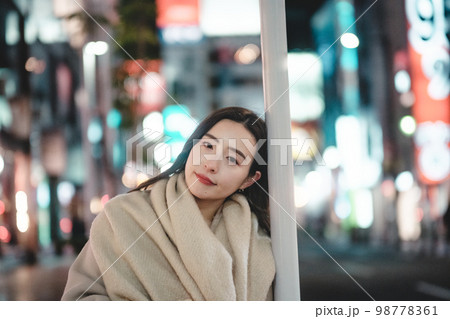 ポールに寄りかかる女性 ポールに寄りかかる女性 98778361