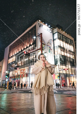 雪の降る夜の街と女性 雪の降る夜の街と女性 98778377