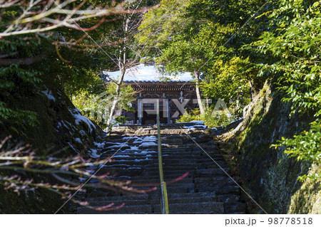 京都嵐山・二尊院 長い石段の先にある湛空廟 京都嵐山・二尊院 長い石段の先にある湛空廟 98778518