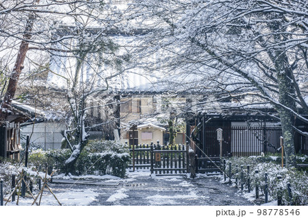京都嵐山・二尊院　紅葉の馬場の雪景色 98778546
